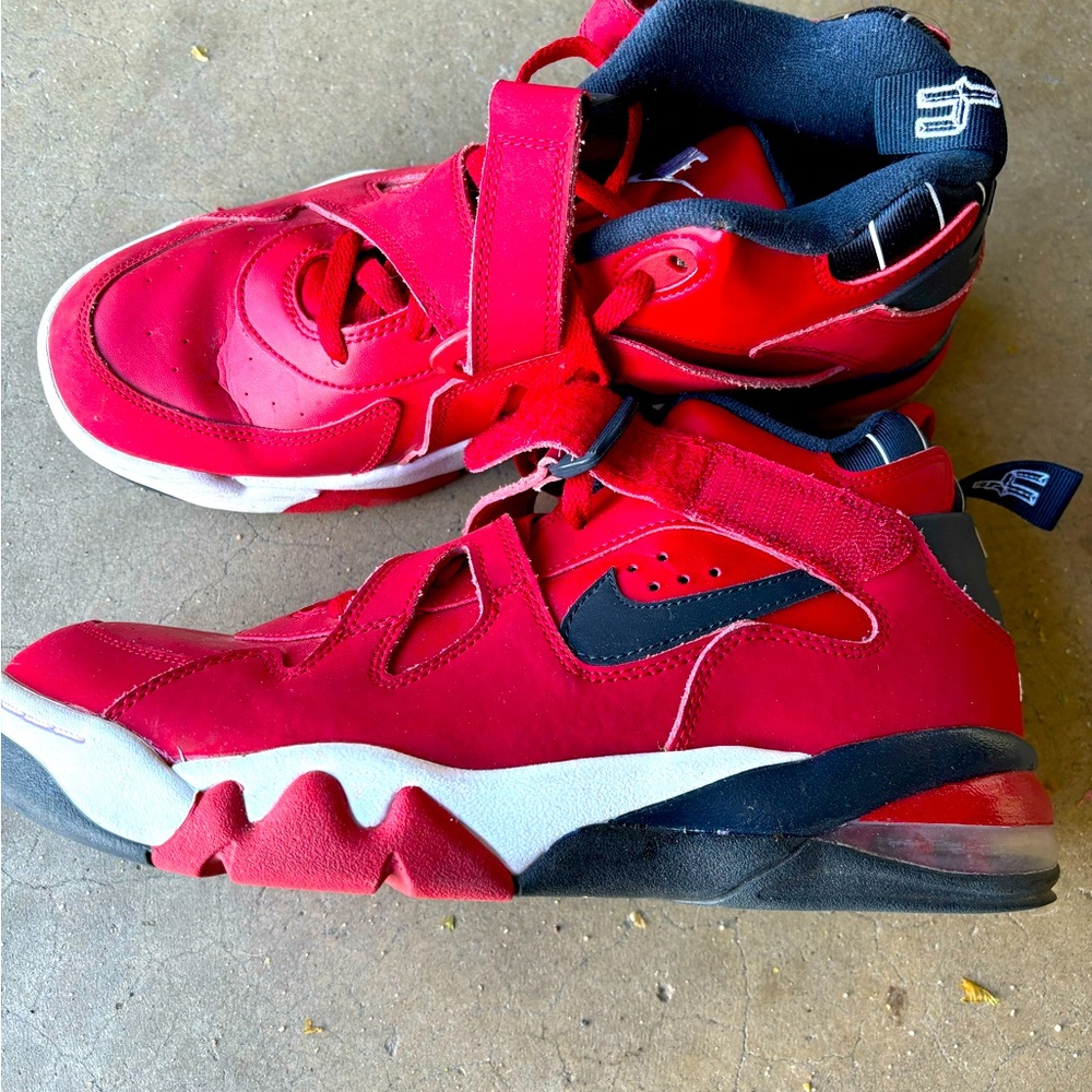 Men’s Nike. Size 9.5. Great shoes.